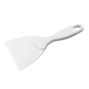 Raspador branco de plástico para massa de pizza, com medidas 21x10 cm.