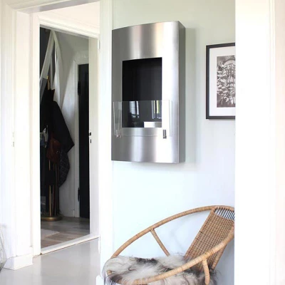 Lareira vertical de aço montada na parede com painel de vidro. Lareira a bio montada na parede com design único, equipada com um painel de vidro.
