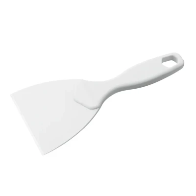 Raspador branco de plástico para massa de pizza, com medidas 21x10 cm.