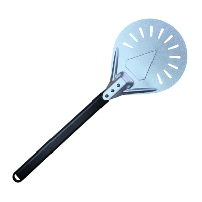 Espátula de alumínio para pizza ScandiCrust com cabeça perfurada e cabo preto em mesa de madeira ao lado de um forno de pedra