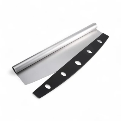 Cortador de pizza curvado em aço inoxidável com cabo ergonómico metálico