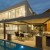 A lareira bioetanol Planika Porto Daze e Laurent com acabamento em mármore Dekton.